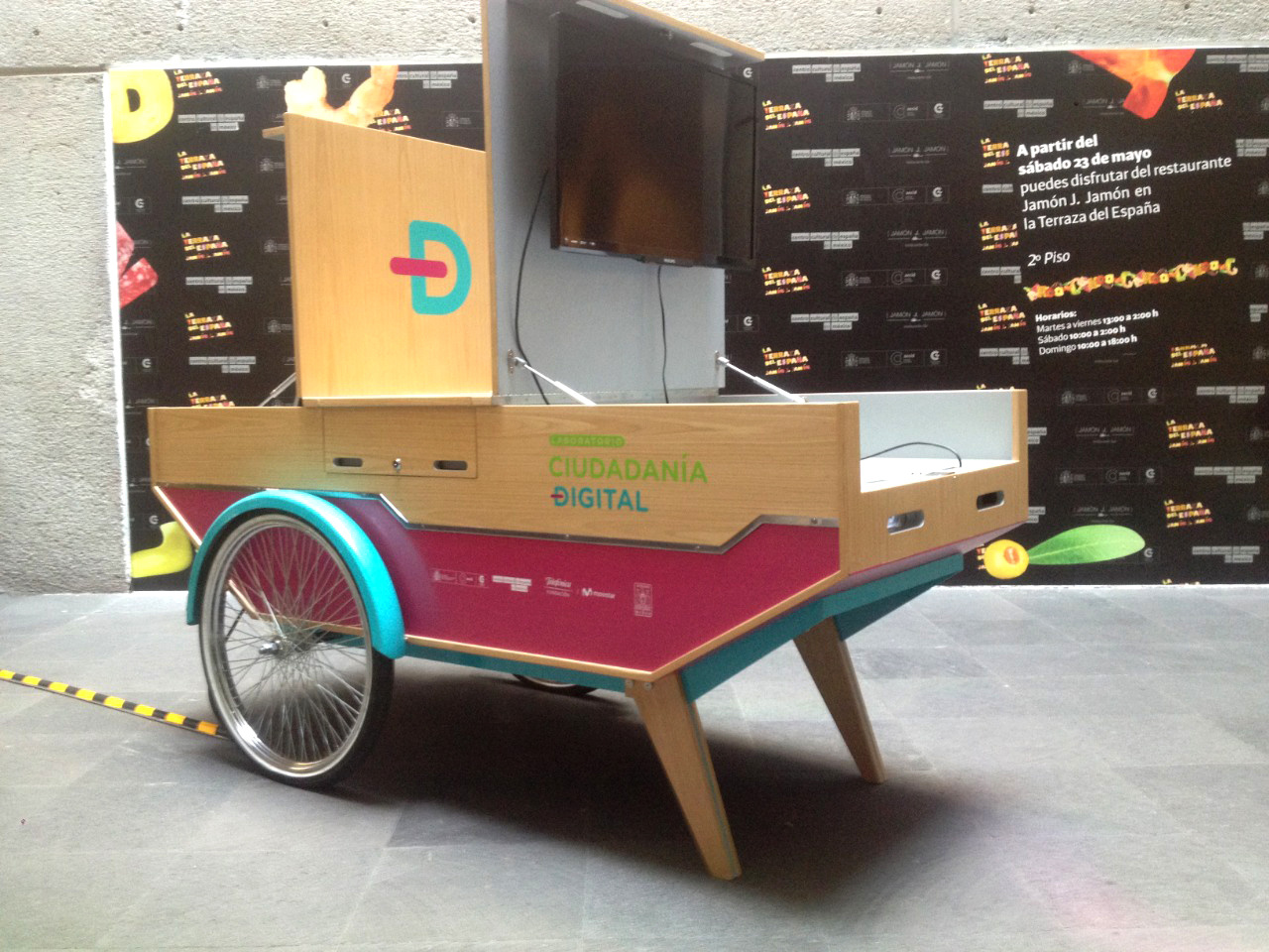 Dispositivo Móvil - Mapa Colaborativo del Exilio Español en México