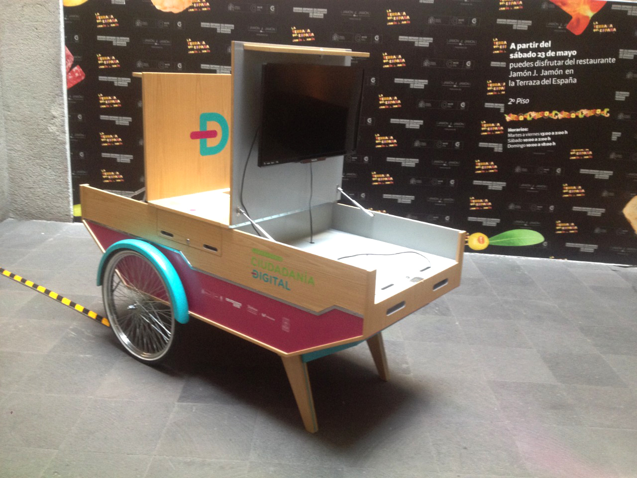 Dispositivo Móvil - Mapa Colaborativo del Exilio Español en México