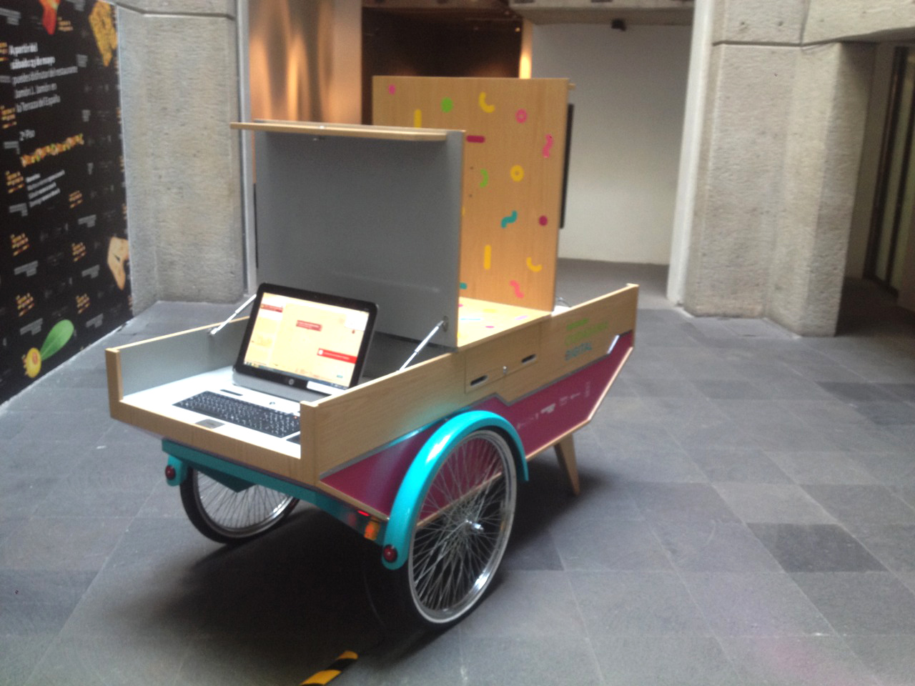 Dispositivo Móvil - Mapa Colaborativo del Exilio Español en México