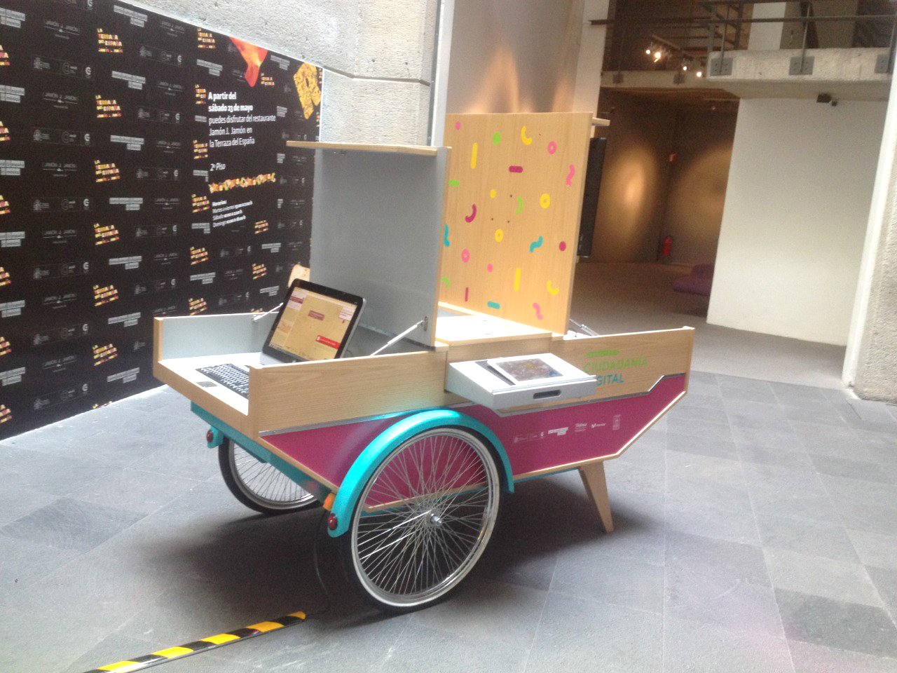 Dispositivo Móvil - Mapa Colaborativo del Exilio Español en México